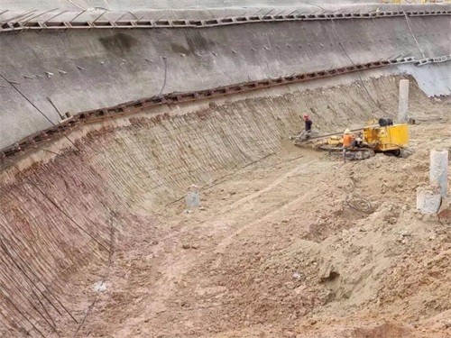 扎鲁特基坑边坡加固